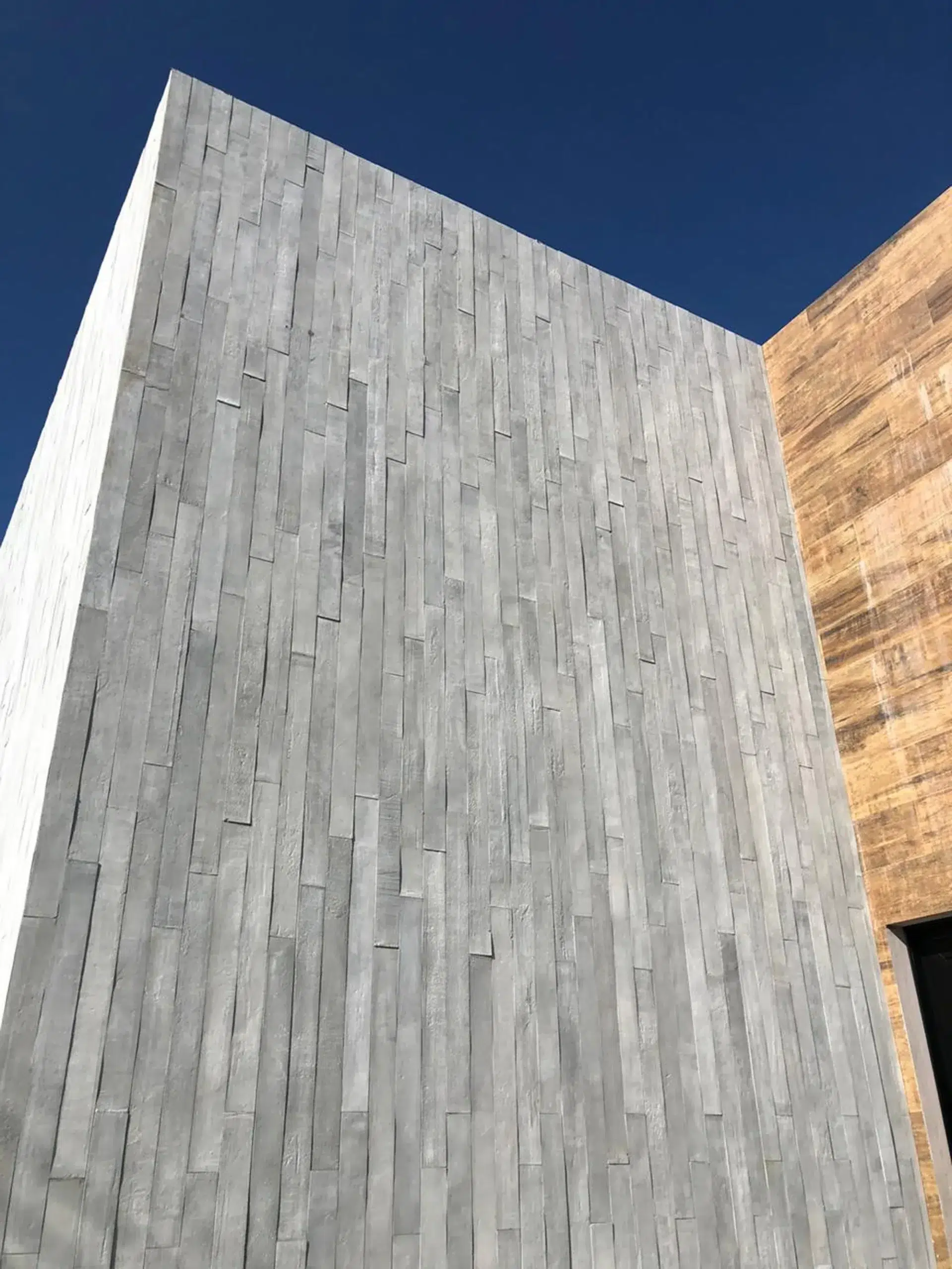 concreto-arquitetônicoripado-aparente- Concreto ripado arquitetônico aparente em fachada - condomínio alto padrão em Itu, SP