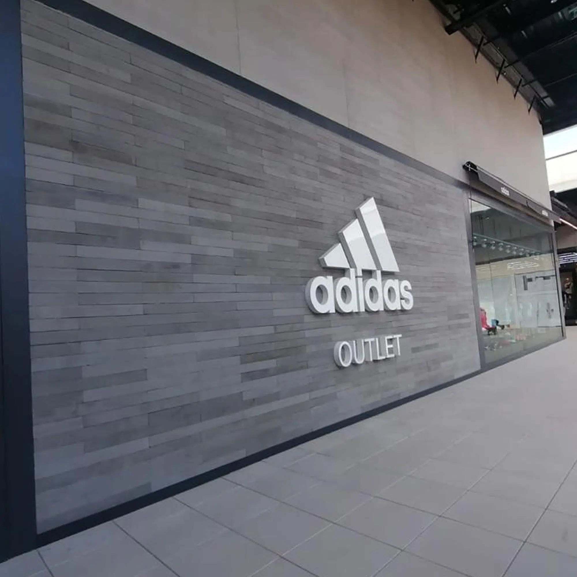 Ripas de concreto aparente Adidas Outlet Premium